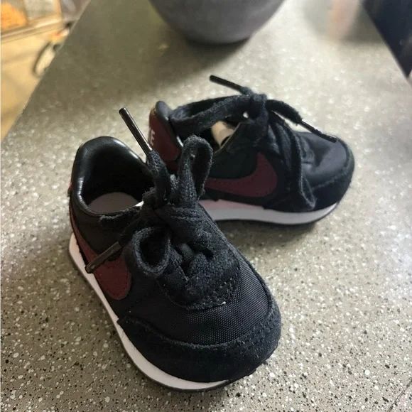 Nike Kids Black and Dark Red Sneakers - Picture 8 of 9